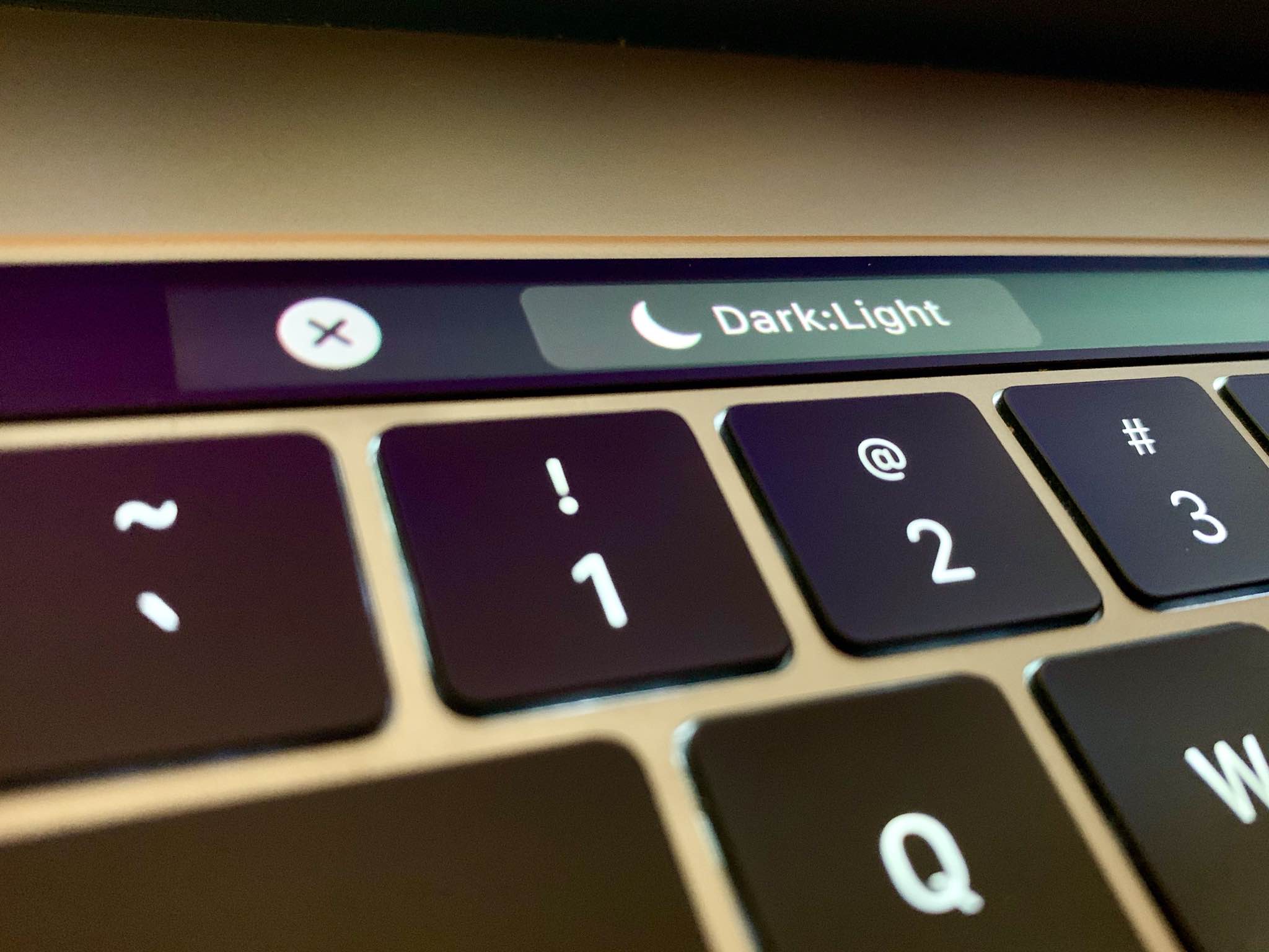 Cómo alternar el modo oscuro con la barra táctil de tu Mac