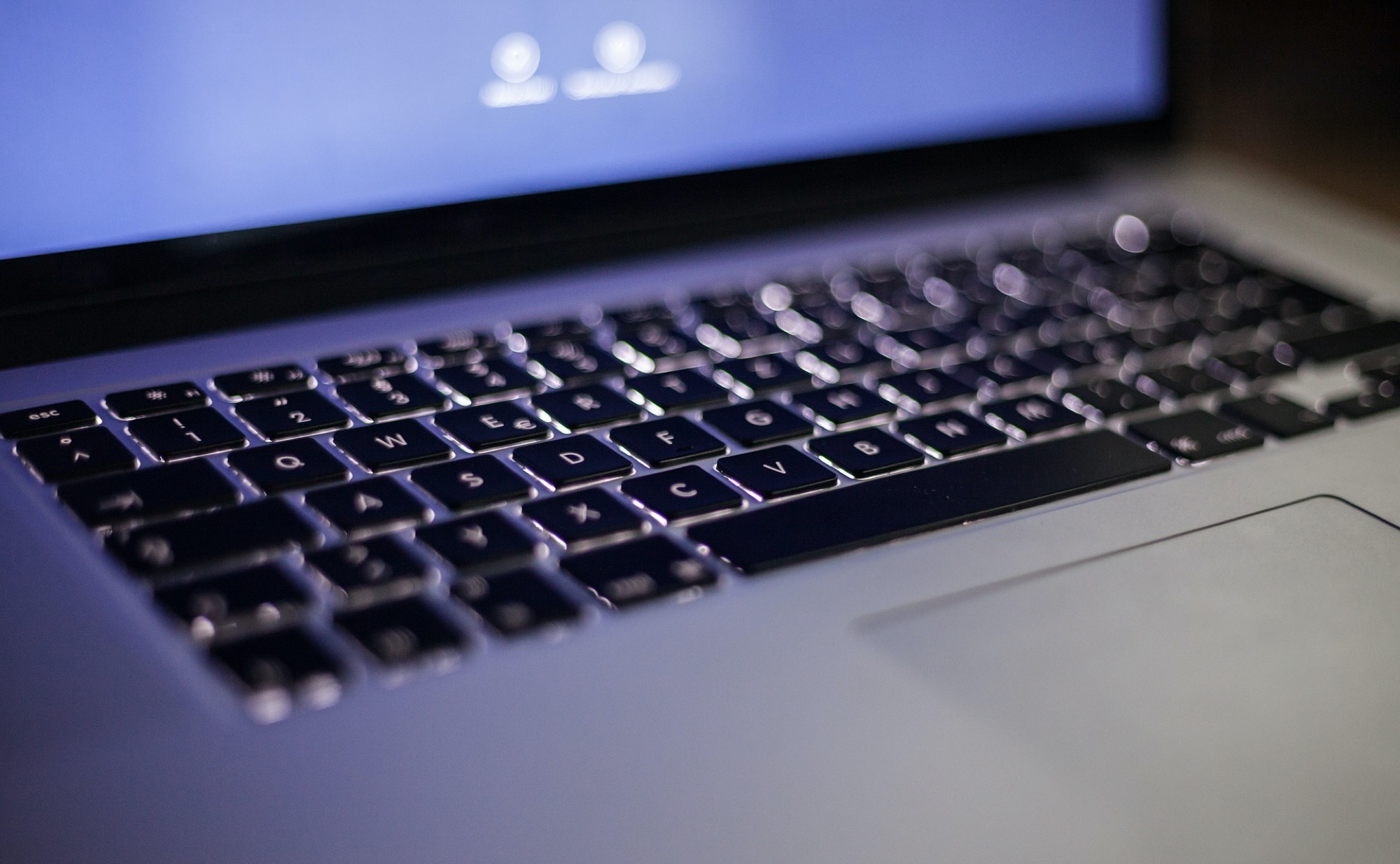 Cómo apagar automáticamente el teclado retroiluminado de tu MacBook cuando está inactivo