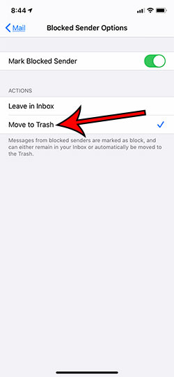 cómo eliminar automáticamente correos electrónicos de remitentes bloqueados en un iPhone