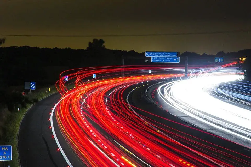 Los coches conectados y la luz de emergencia Señal V16 ya es una realidad entre los conductores