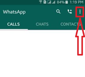 Haga clic en tres puntos verticales en WhatsApp