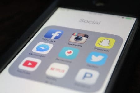 ¿Qué significa la flecha gris en Snapchat? Explicación de los iconos de SC